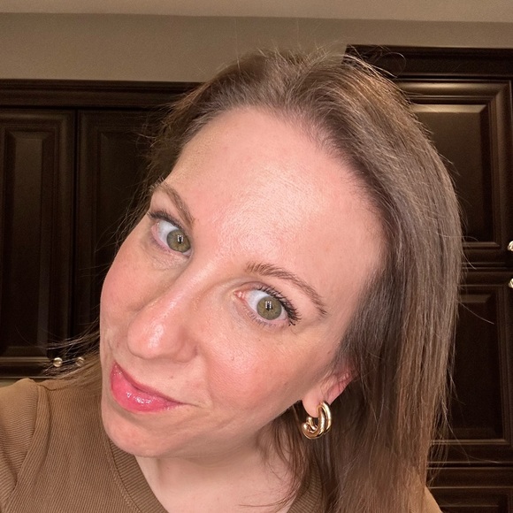 Meet your Posher, Elyssa - Picture 1 of 1